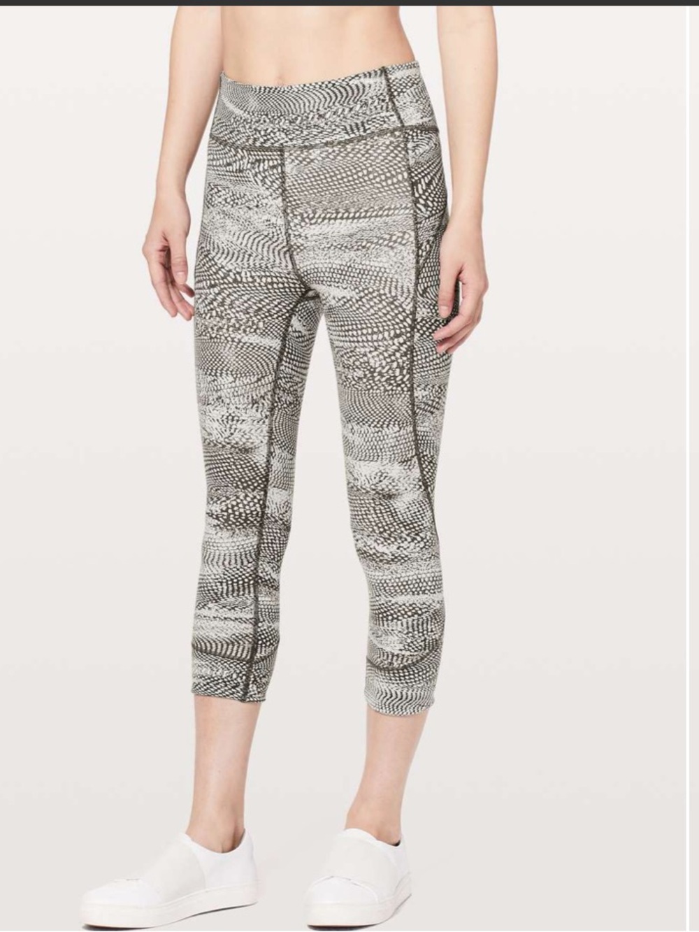 Lululemon In Movement Crop *Everlux 19"
Swerve Vapor Metal Grey size 10